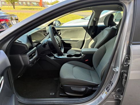 Used 2025 Kia K4 FWD image 25