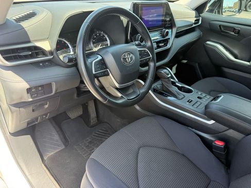 Used 2023 Toyota Highlander LE AWD/4WD image 17