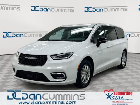 Used 2025 Chrysler Pacifica Select image 1