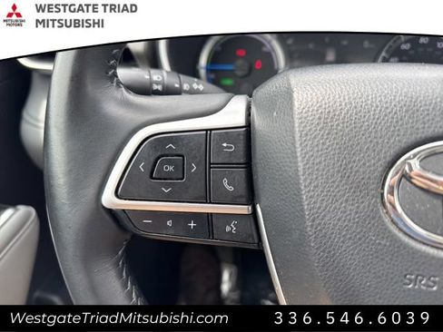 Used 2024 Toyota Highlander XLE AWD/4WD image 10