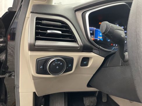 Used 2017 Ford Fusion SE w/ Fusion SE Technology Package image 7