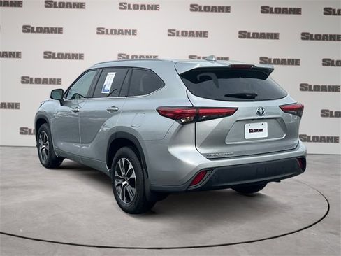 Used 2022 Toyota Highlander XLE image 3
