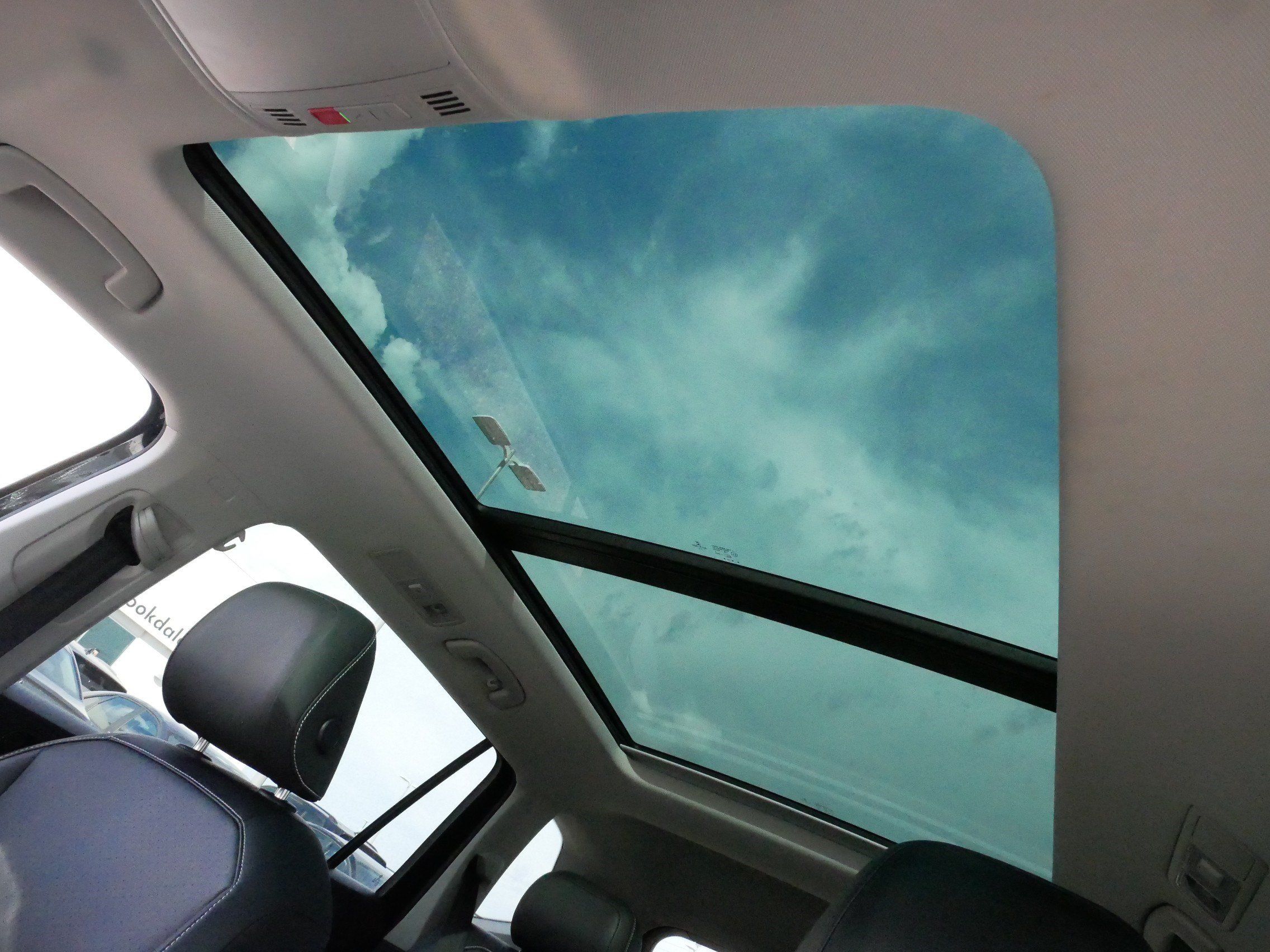 Used 2022 Volkswagen Tiguan SE w/ Panoramic Sunroof Package AWD/4WD image 33