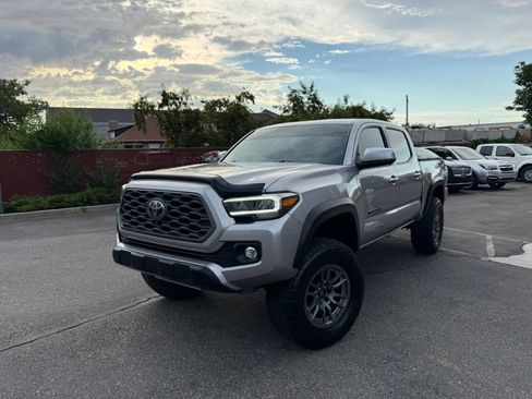 Used 2020 Toyota Tacoma TRD Off-Road w/ TRD Premium Off Road Package AWD/4WD image 1