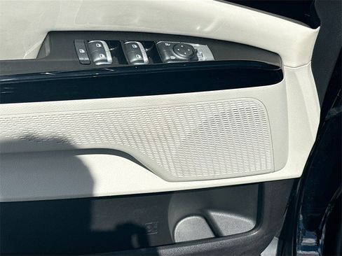 Used 2024 Kia Carnival EX image 20