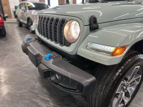 Used 2024 Jeep Wrangler Unlimited w/ Convenience Group image 10