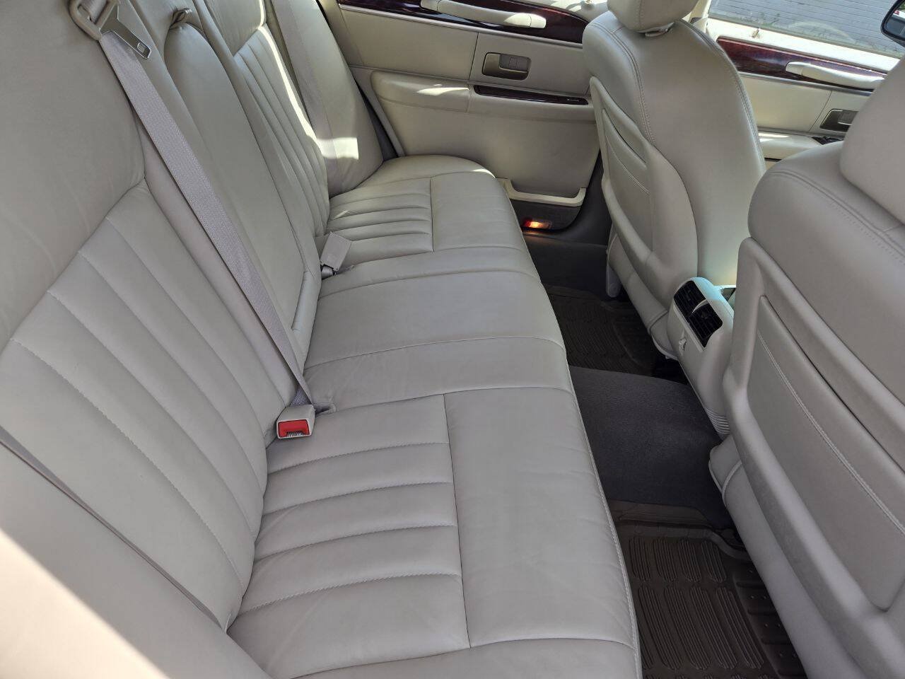 Used 2005 Lincoln Town Car Signature RWD image 23