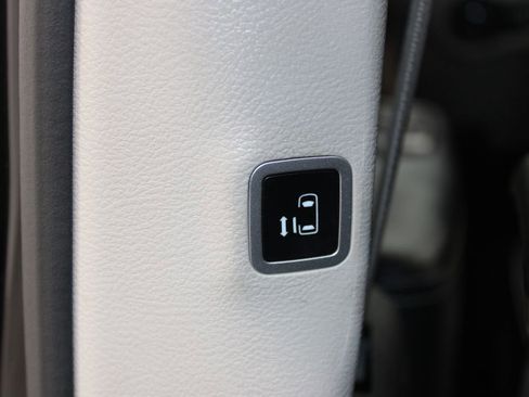 Used 2023 Chrysler Pacifica Touring-L FWD image 22