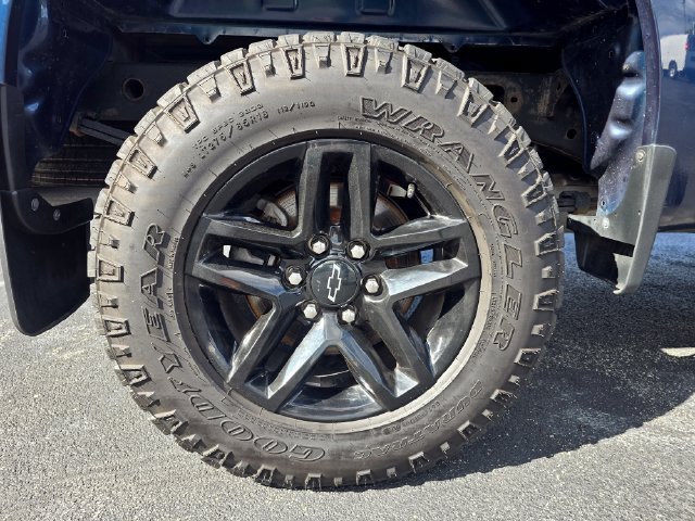 Used 2023 Chevrolet Silverado 1500 Custom Trail Boss w/ LPO, Dark Essentials Package AWD/4WD image 12