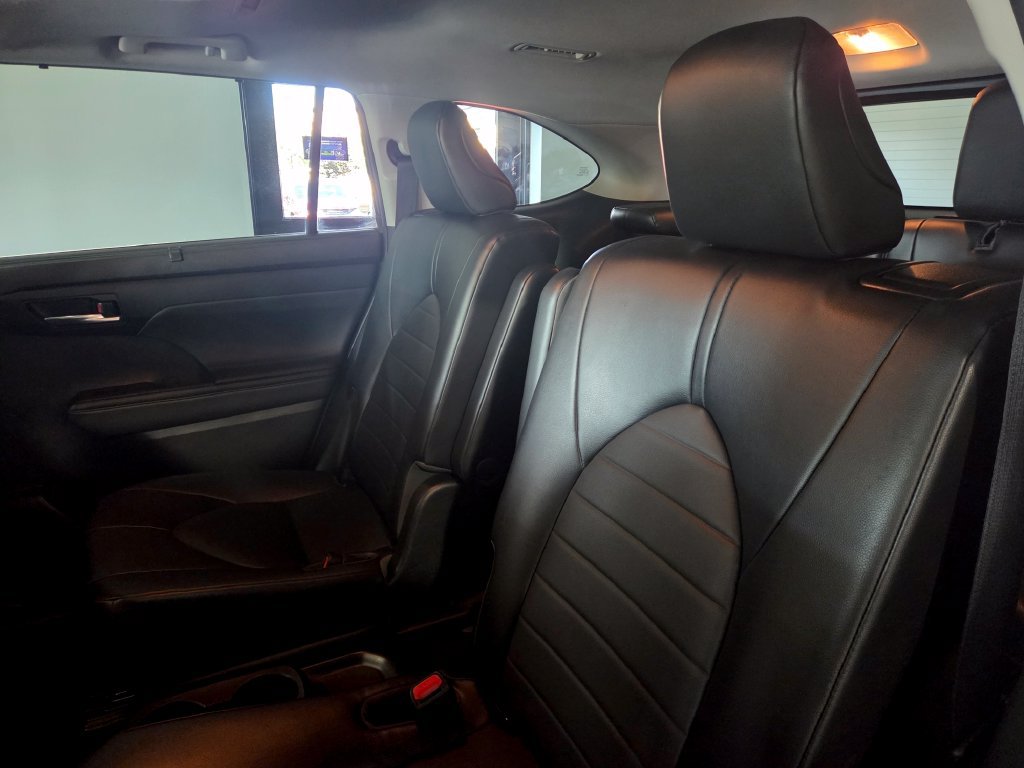 Used 2021 Toyota Highlander XLE AWD/4WD image 13