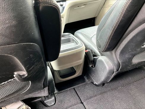 Used 2020 Chrysler Pacifica Touring-L image 30