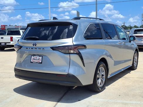Certified 2023 Toyota Sienna XLE FWD image 6