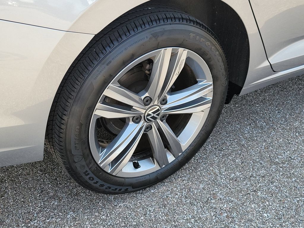 Used 2024 Volkswagen Jetta SE FWD image 5