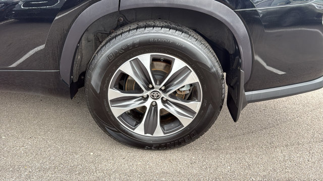 Used 2022 Toyota Highlander XLE AWD/4WD image 30