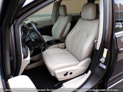 Used 2017 Chrysler Pacifica Touring-L Plus image 16