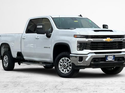 Used 2024 Chevrolet Silverado 2500 LT image 2