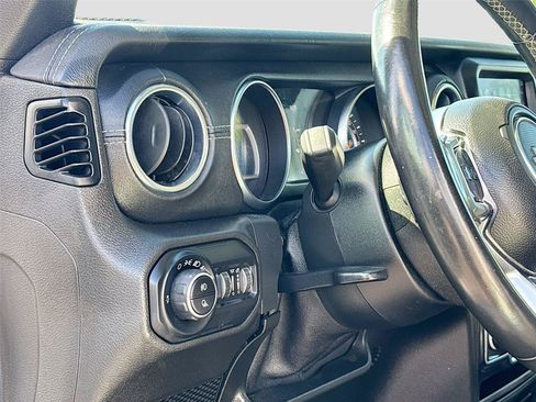 Used 2020 Jeep Gladiator Overland AWD/4WD image 10