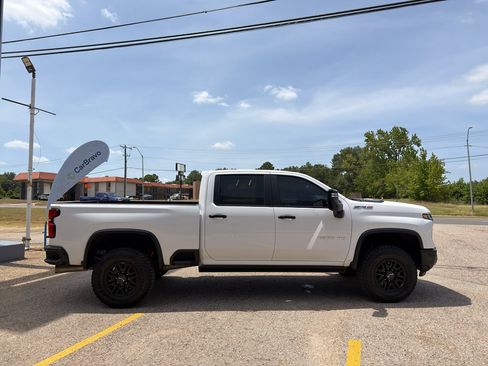 Used 2025 Chevrolet Silverado 2500 ZR2 w/ Technology Package AWD/4WD image 11