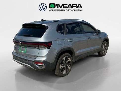 Used 2025 Volkswagen Taos SE w/ Panoramic Sunroof Package AWD/4WD image 5