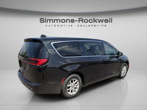 Used 2023 Chrysler Pacifica Touring-L FWD image 5