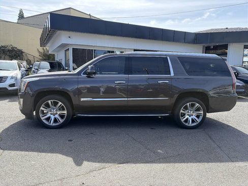 Used 2017 Cadillac Escalade ESV Luxury image 2
