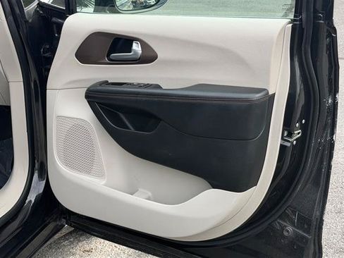 Used 2018 Chrysler Pacifica Touring-L FWD image 32