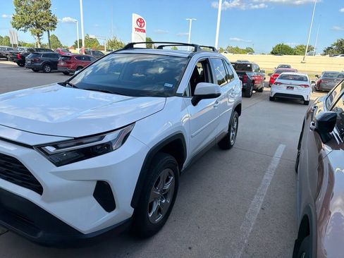 Used 2022 Toyota RAV4 XLE w/ Convenience Package FWD image 1