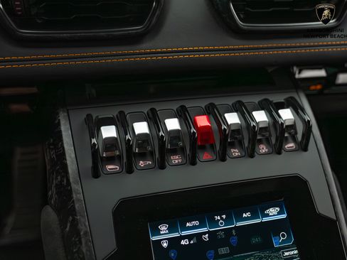 Used 2020 Lamborghini Huracan EVO image 32