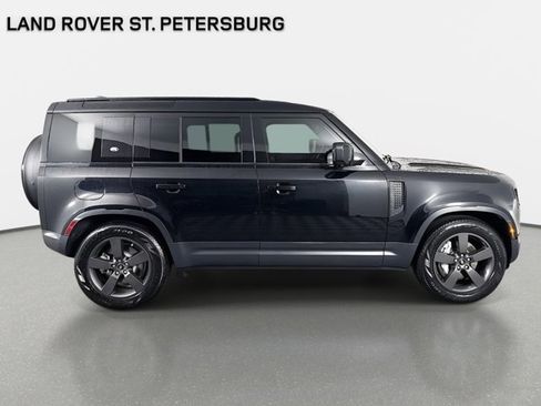 Used 2023 Land Rover Defender 110 SE image 4