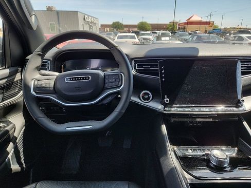 Used 2024 Jeep Wagoneer L Series II image 6