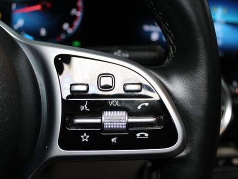 Used 2021 Mercedes-Benz GLB 250 4MATIC w/ Premium Package image 21