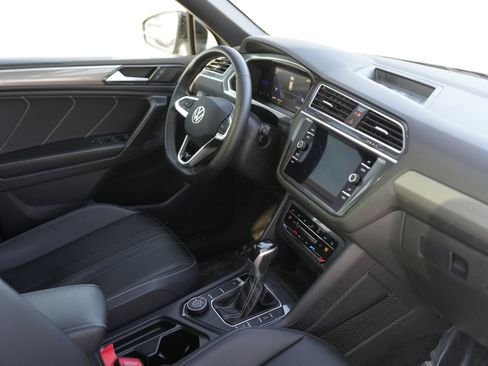 Used 2023 Volkswagen Tiguan SE R-Line image 17
