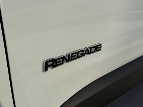 Used 2023 Jeep Renegade Latitude w/ Premium Group image 9