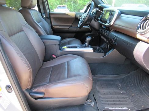 Used 2017 Toyota Tacoma Limited w/ Tow Package AWD/4WD image 10