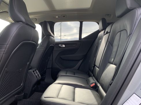 Used 2025 Volvo XC40 B5 Plus image 32