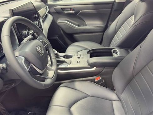 Used 2023 Toyota Highlander XLE image 25