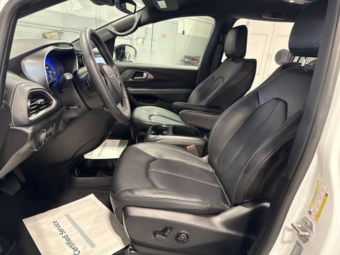 Used 2025 Chrysler Pacifica Select FWD image 25