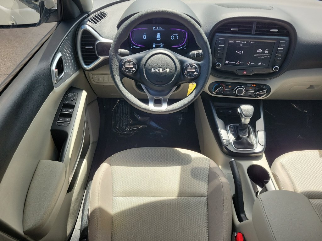 Used 2025 Kia Soul LX w/ LX Technology Package FWD image 13
