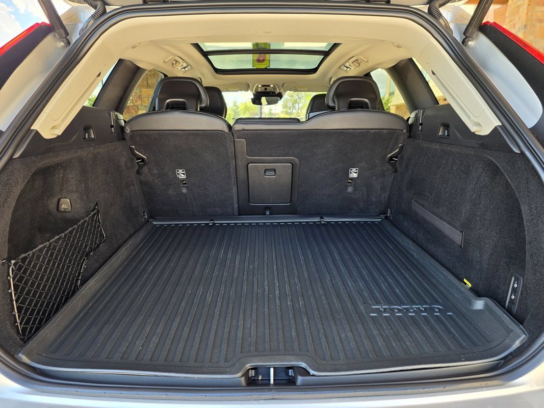 Used 2019 Volvo XC60 T6 Momentum w/ Multimedia Package AWD/4WD image 19