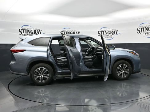 Used 2021 Toyota Highlander XLE FWD image 36