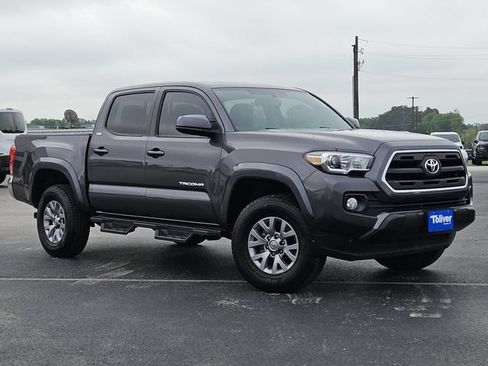 Used 2017 Toyota Tacoma SR5 w/ Tow Package RWD image 2