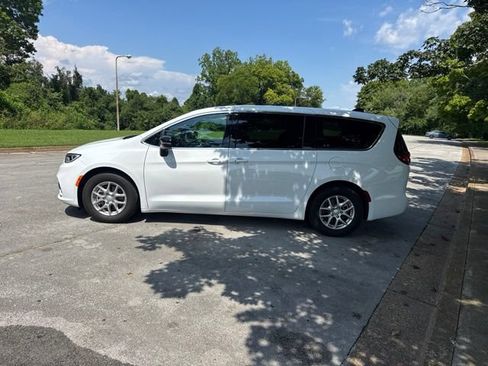 Used 2026 Chrysler Pacifica Select FWD image 4
