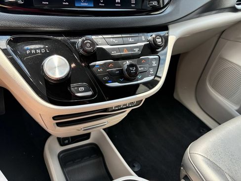 Used 2023 Chrysler Pacifica Touring-L FWD image 16