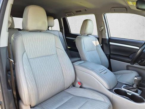 Used 2018 Toyota Highlander Plus FWD image 19