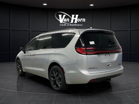 New 2026 Chrysler Pacifica Limited w/ S Appearance Package AWD/4WD image 3