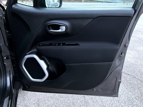 Used 2021 Jeep Renegade Latitude image 17