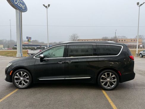 Used 2017 Chrysler Pacifica Limited image 40
