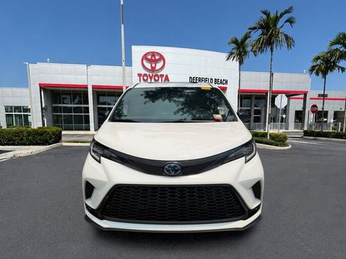 Used 2025 Toyota Sienna XSE FWD image 2