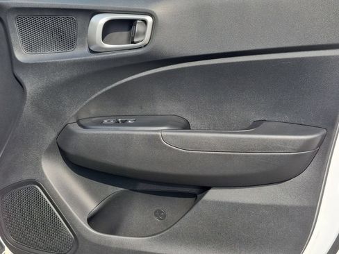 Used 2025 Hyundai Venue SEL FWD image 32