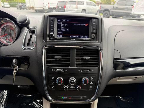 Used 2019 Dodge Grand Caravan SXT FWD image 14